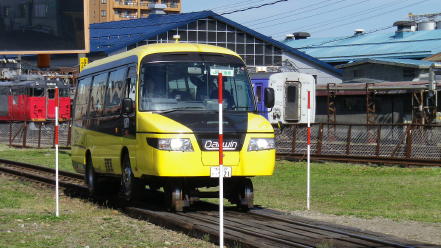 線路を走るDMV