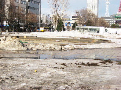 大通公園の雪解け具合