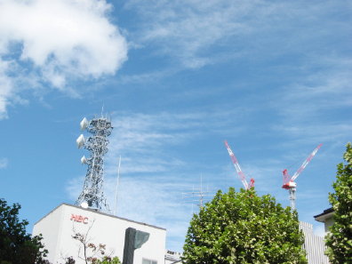 鉄塔とタワークレーンと空